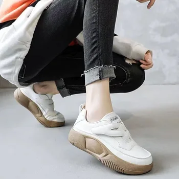 2023 Outono Nova Diretoria Sapatos de Mulheres Brancas Pequenas Sapatos de Sola Grossa Tênis de Sapatilhas de Ponta Redonda Elástica, Elegante Par de Sapatos